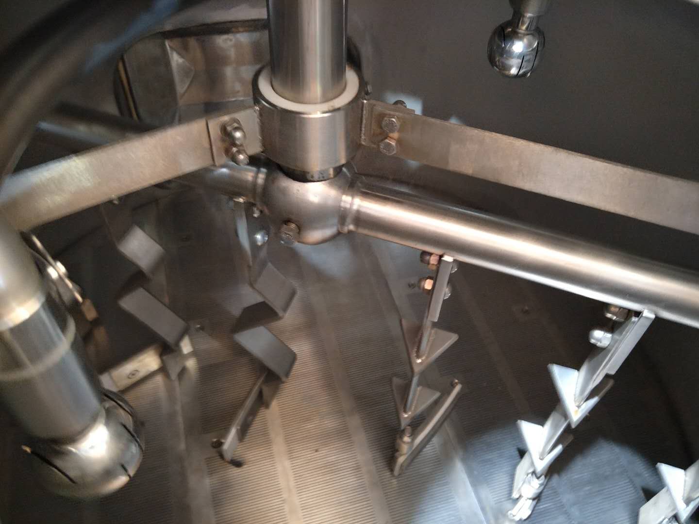 Mash rake and CIP cleaning ball in the mash tank325701.jpg Mash耙子和CIP清洁球在MASH TANK.JPG中