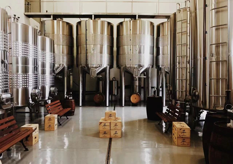 高质量的发酵罐和啤酒明亮的水箱